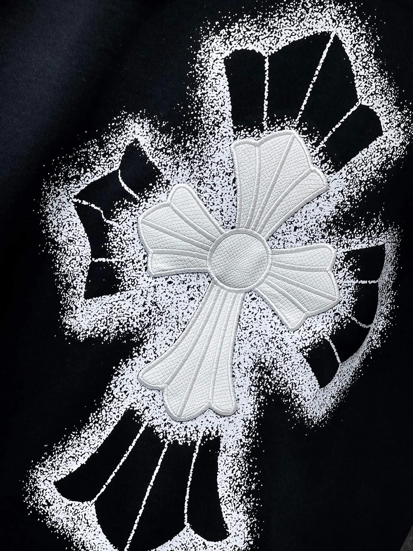 P154 New Chrome Hearts 25ss for summer. High-weight, environmentally friendly and high-quality top-grade fabric. 260g~270g. Croma embroidery, Sanskrit cross and spray-printed short sleeves. Counter synchronization. 1:1 replica version. Recommended color: black. White. Size: S, M, L, XL.